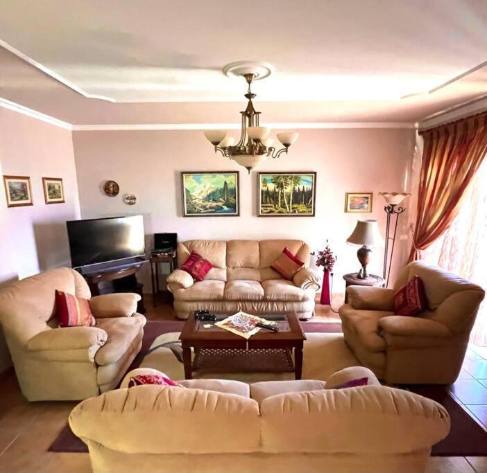 Central Tirana Flat Near Bazaar Exterior photo