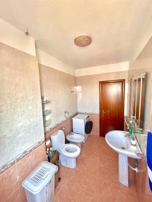 Central Tirana Flat Near Bazaar Exterior photo